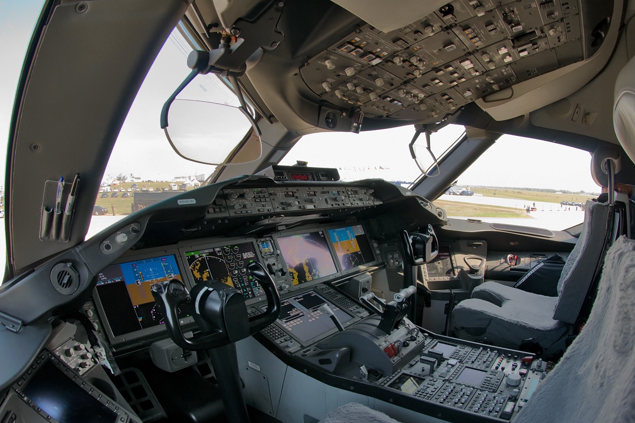 787 Cockpit